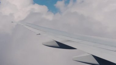 Büyük bulutlar ve gökyüzü, lomboz uçağın manzarası, uçak bulutların üzerinde gün içinde yüksekte uçuyor.