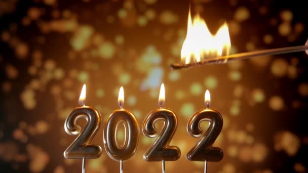 Tekst 2022 steekt een kaars aan. Vrolijk kerstfeest en gelukkig nieuwjaar. Slow motion shot — Stockvideo