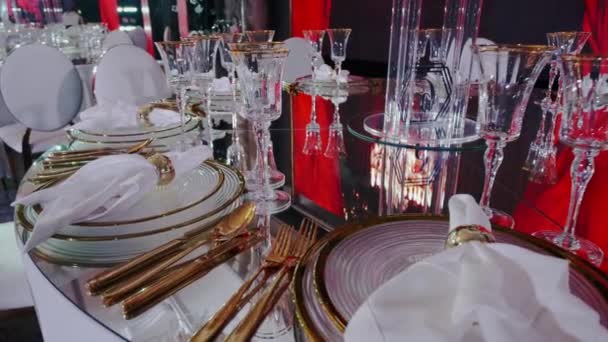 Primer plano de la mesa de boda festiva con flores en luces rojas. Mover imágenes de la cámara — Vídeos de Stock