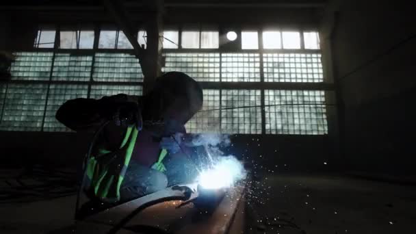 Närbild av Factory arbetare svetsar metall med hjälp av en svetsmaskin. Slow motion-film — Stockvideo