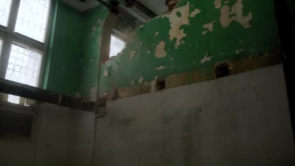 ハンマーで壁を破壊する労働者。解体作業と再配置。カメラ映像を動かす — ストック動画