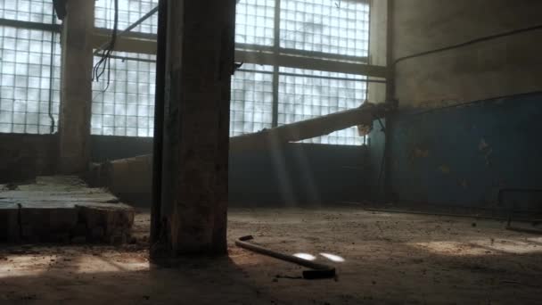Elhagyott ipari belső tér sötét színekben egy napsütéses napon és a napsugarakkal. Fényképezőgép felvétele — Stock videók