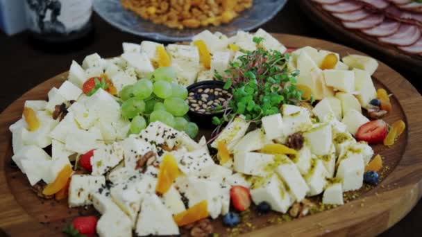 Viele verschiedene Gourmet-Käse und Sandwiches auf einem Tisch. Kamerafahrt verschieben — Stockvideo