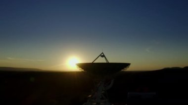 Gün batımında telekomünikasyon anteni veya radyo teleskop uydu anteni görüntüsü