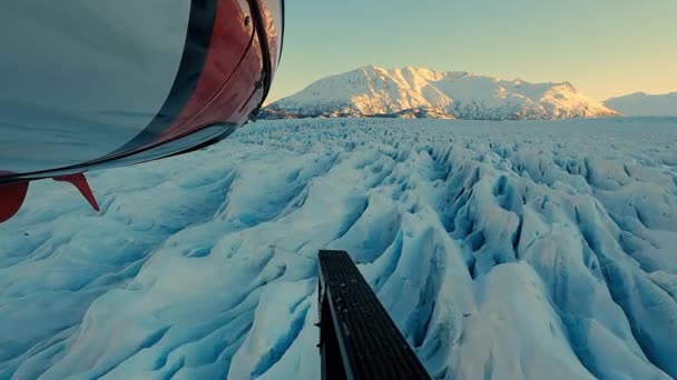 Lufthelikopter optagelser af revnet episk gletsjer dybe revner, uberørt høj bjerg vilde naturlige landskab. – Stock-video