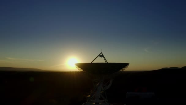 Letecký pohled na telekomunikační anténu nebo radioteleskop satelitní antény při západu slunce — Stock video