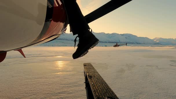 Kış botları giymiş erkek bacakları helikoptere gidiyor. — Stok video