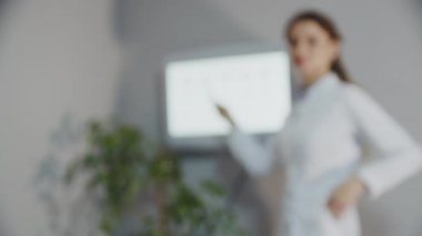 Göz doktoru hastaların gözlerini muayene eder. Doktor hastaya gözlük seçmesinde yardımcı olur.