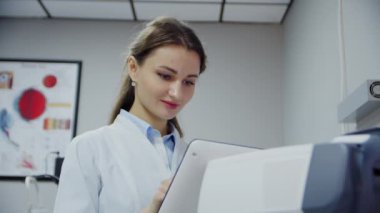 Göz doktoru hastaların gözlerini muayene eder ve sonra kameraya bakar.