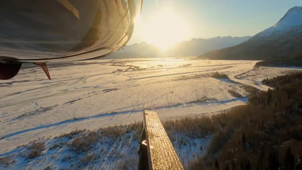 Imágenes aéreas de helicópteros de grietas profundas de glaciares épicos agrietados, paisaje natural salvaje de alta montaña intacto en el día del sol — Vídeos de Stock