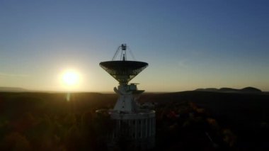 Telekomünikasyon anteninin ya da radyo teleskop uydu anteninin günbatımında havadan drone görüntüsü