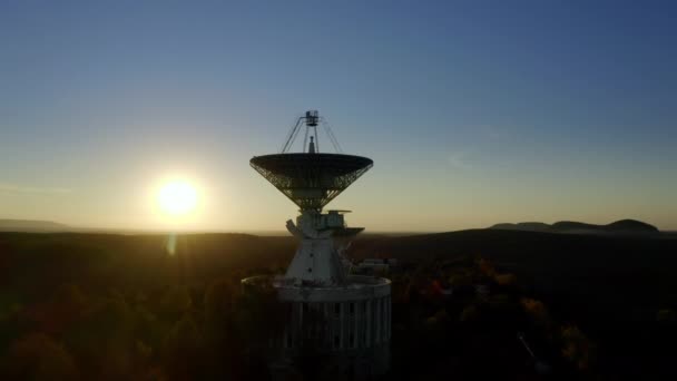 Drohnenaufnahmen von Telekommunikationsantenne oder Radioteleskop-Satellitenschüssel bei Sonnenuntergang — Stockvideo