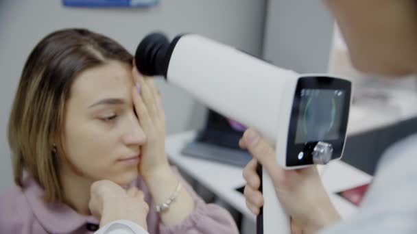 Офтальмолог осматривает глаза пациентов. Закрыть — стоковое видео