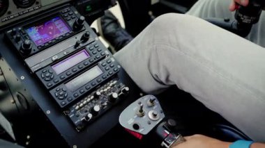 Manzara 'yı kapat. Helikopterle havalanmak için kontrol kolunu al. Pilot kabininde kamera var.. 