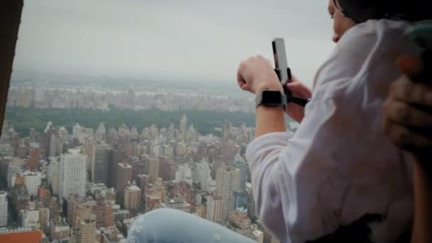Vista aérea de la Mujer tomando fotos de Manhattan en Nueva York en el teléfono inteligente con helicóptero — Vídeo de stock