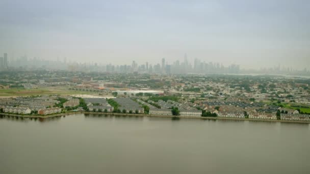 Luchtfoto van New York vanuit een helikopter boven de buitenwijken — Stockvideo