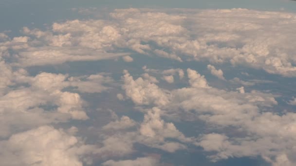 Chmury i niebo, widok z samolotu, samolot leci wysoko nad chmurami. Widok powolnego ruchu — Wideo stockowe