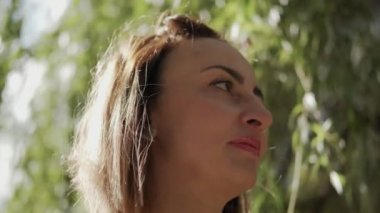Kız doğa parkında yogadan önce ısınma egzersizleri yapıyor. Görüntüleri kapat
