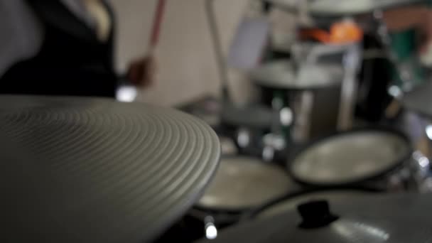 Közelkép Drummer játszik dob a zenei koncert. — Stock videók
