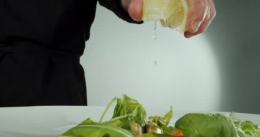 Yavaş çekimde el aşçısının ayak seslerini kapatın. Taze limon sıkma ayini.
