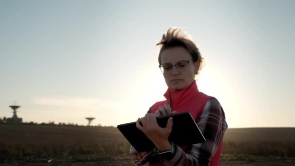 Női gépkezelő berendezések tabletta pc vezérli a napenergia rádió teleszkóp antennák. — Stock videók