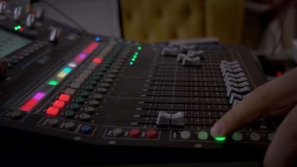 Close up view van Hand Sound Producer Met behulp van een Music Mixer met bewerkingsgereedschappen in Concert — Stockvideo