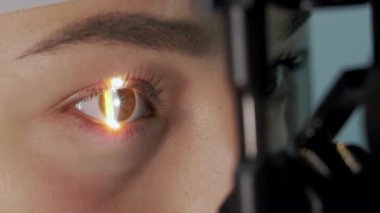 Manzarayı kapat. Göz doktoru hastaların gözlerini muayene eder.