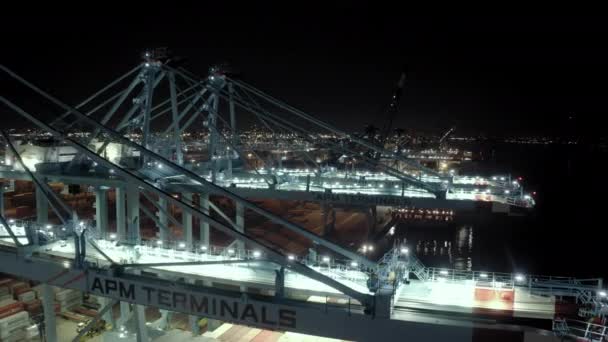 Luchtdrone schot van vrachtschip met vrachtcontainers staat op een ligplaats in de haven bij het laden en lossen van containers 's nachts. New York sep 2021, Verenigde Staten — Stockvideo