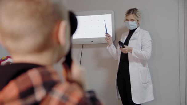 El oftalmólogo examina el ojo de los pacientes. Amplio tiro — Vídeo de stock