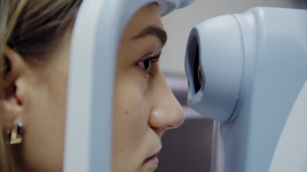 Oftalmologen undersöker patientens öga och tittar sedan in i kameran. Närbild — Stockvideo