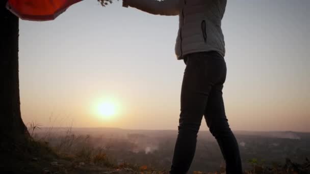 Visão traseira da mulher feliz com bandeira nacional turca em pé ao ar livre ao pôr do sol. Tiro largo — Vídeo de Stock