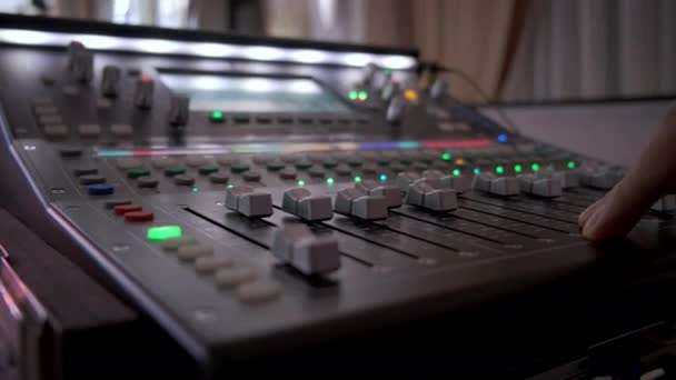 Riprese ravvicinate di Hand Sound Producer Utilizzando un mixer musicale con strumenti di editing in concerto — Video Stock