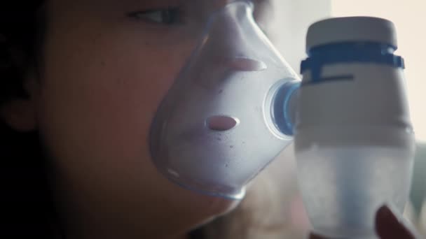 Primer plano de imágenes de asma infantil inhalación máscara enfermedades niña haciendo aerosol de forma independiente . — Vídeos de Stock