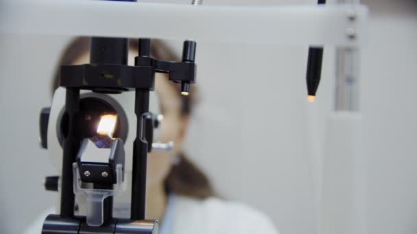 Oftalmolog vyšetřuje pacientovo oko. Zavřít — Stock video