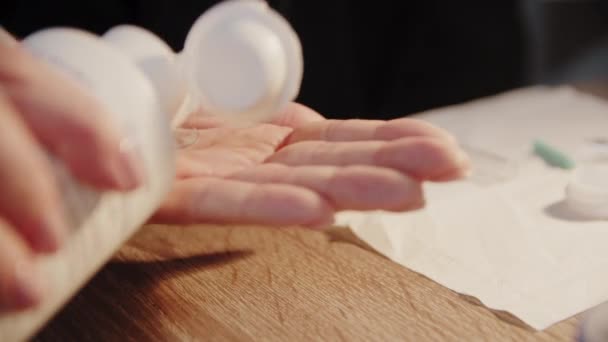 Een vrouw houdt een contactlens in haar handpalm en wast deze met haar eigen — Stockvideo