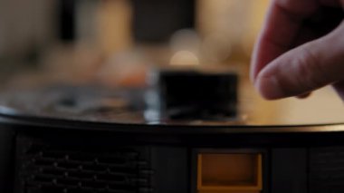 Yeni ürünlerin paketlerini açıp, koruyucu filmleri çıkarıyorlar. Görüntüyü kapat