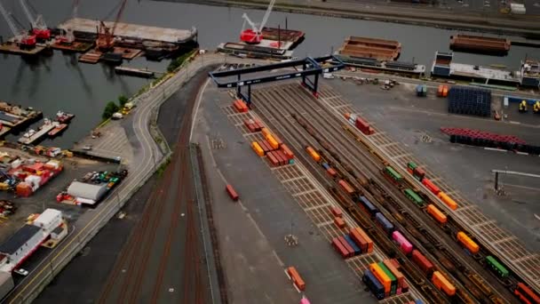 Légi kilátás konténerek hajógyár hajók rakodási és mentesítési műveletek a szállítás NY 9 sep 2021 USA — Stock videók