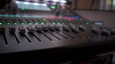 Hand Sound Prodüktörü 'nün yakın plan çekimi. Konserde Kurgu Aletleri ile Müzik Karıştırıcısı Kullanıyor.