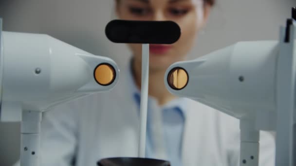 Der Augenarzt untersucht das Auge des Patienten mit speziellen Geräten. Nahaufnahme — Stockvideo