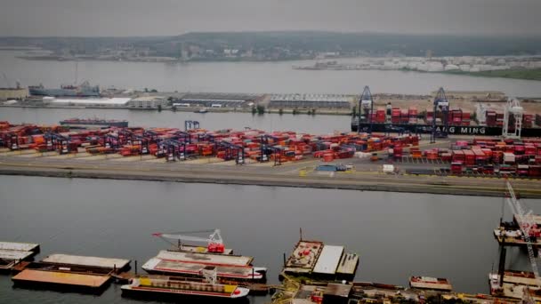 Αεροφωτογραφία του ναυπηγείου εμπορευματοκιβωτίων με πλοία φορτώνουν και εκφορτώνουν τη μεταφορά NY 9 sep 2021 USA — Αρχείο Βίντεο