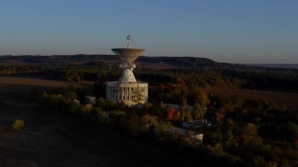 Luchtfoto 's van drone. twee telecommunicatie antenne of radiotelescoop satellietschotel bij zonsondergang — Stockvideo