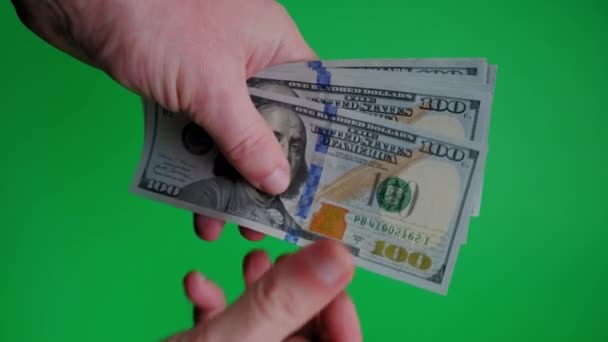 Vertikal syn på Räkna pengar från hand till hand på en grön bakgrund. — Stockvideo