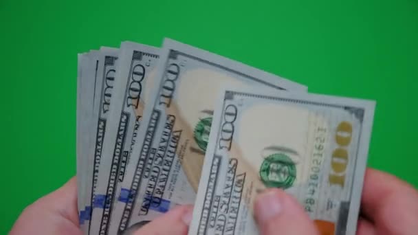 Geldzählung von Hand zu Hand auf grünem Hintergrund. Nahaufnahme — Stockvideo