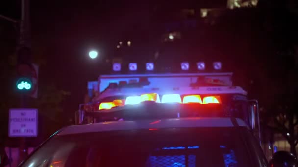Zwei Polizeifahrzeuge blinken Polizeiauto-Sirene auf Nachbarschaft. — Stockvideo