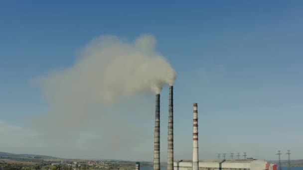 Вид повітряного безпілотника на атмосферу з промислових труб заводу. Широкі кадри — стокове відео