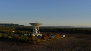 Telekomünikasyon anteninin ya da radyo teleskop uydu anteninin günbatımında havadan drone görüntüsü