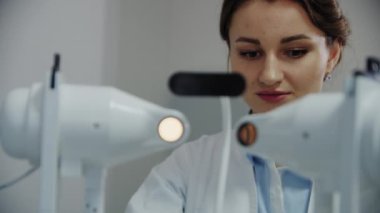 Görüntüleri kapat. Göz doktoru hastaların gözlerini özel ekipmanlarla muayene eder..