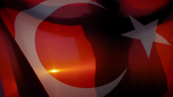 Rückansicht einer glücklichen Frau mit türkischer Nationalflagge, die bei Sonnenuntergang im Freien steht. Nahaufnahme — Stockvideo