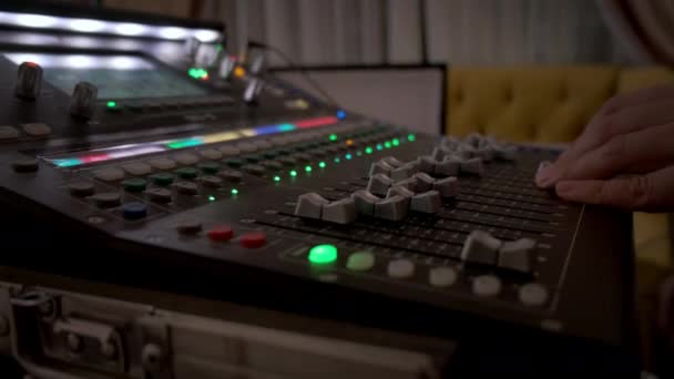 Primo piano di Hand Sound Producer Utilizzando un mixer musicale con strumenti di editing in concerto — Video Stock