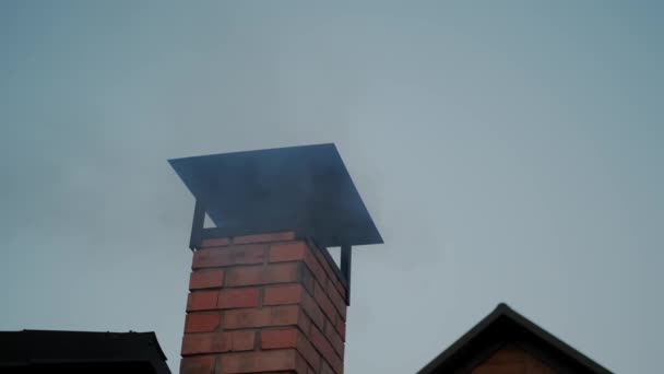 Közelkép House kéményről füsttel. — Stock videók